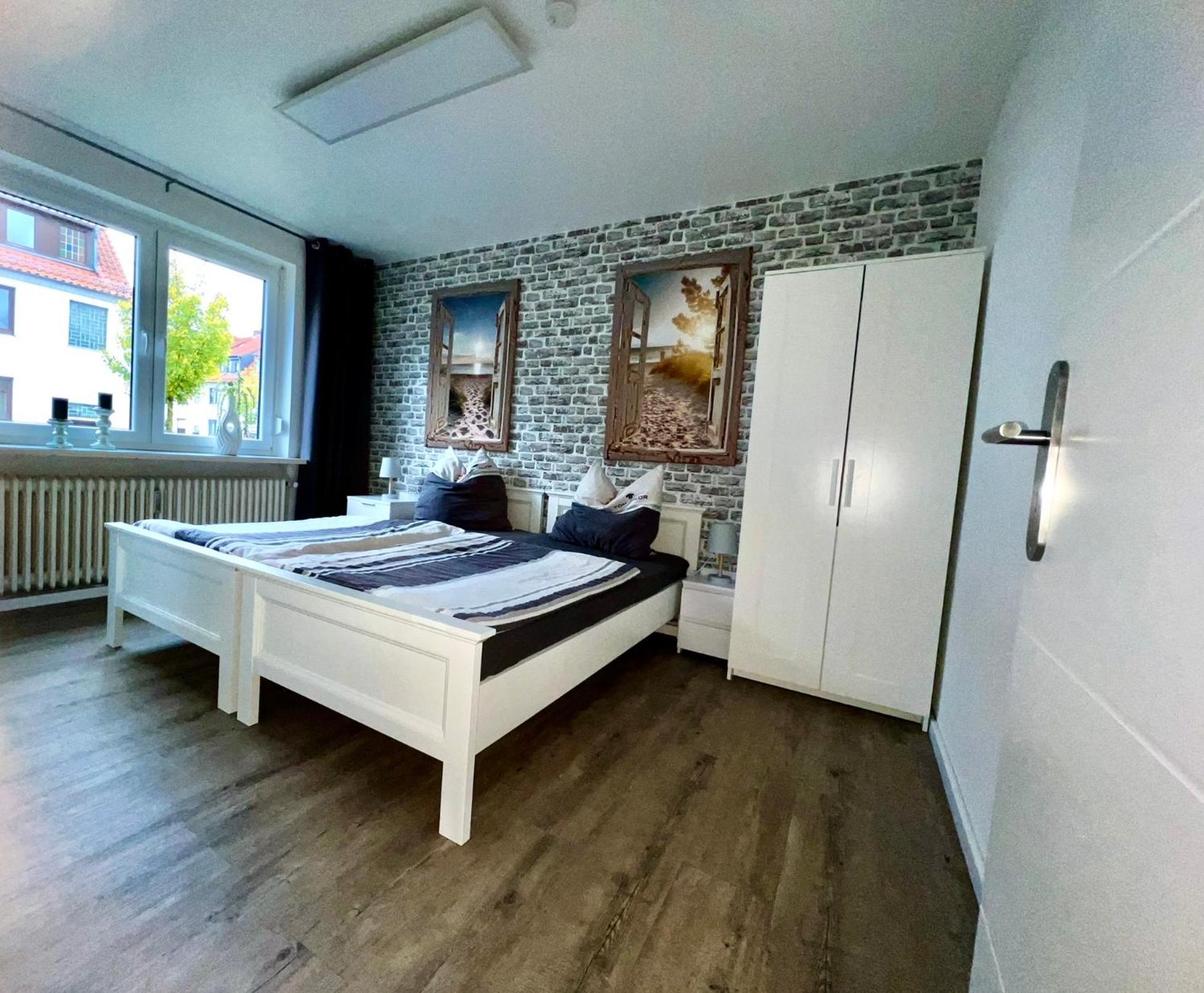 Zwei Apartment *